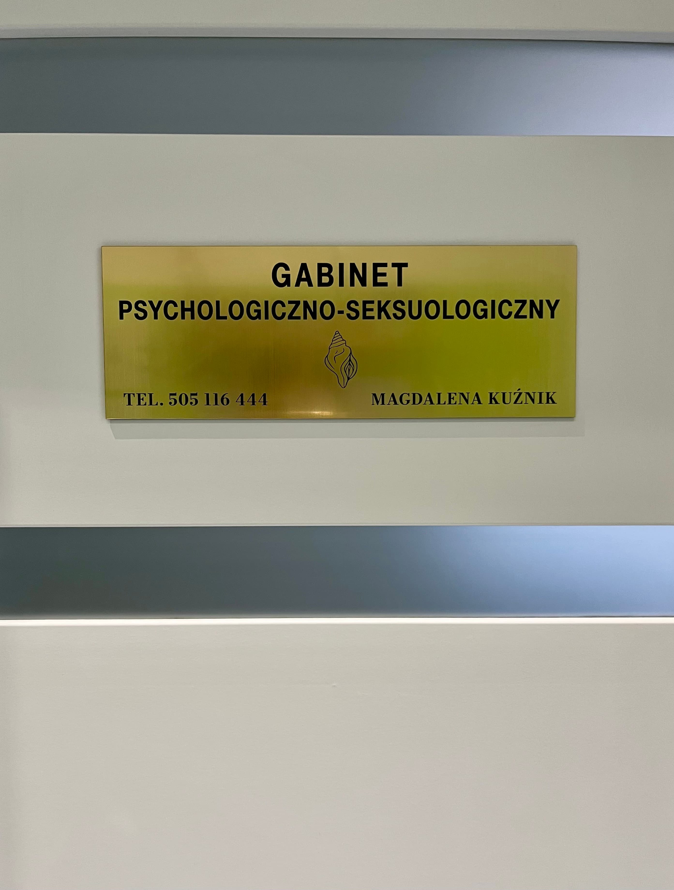 Plakietka przed drzwiami gabinetu Magdaleny Kuźnik