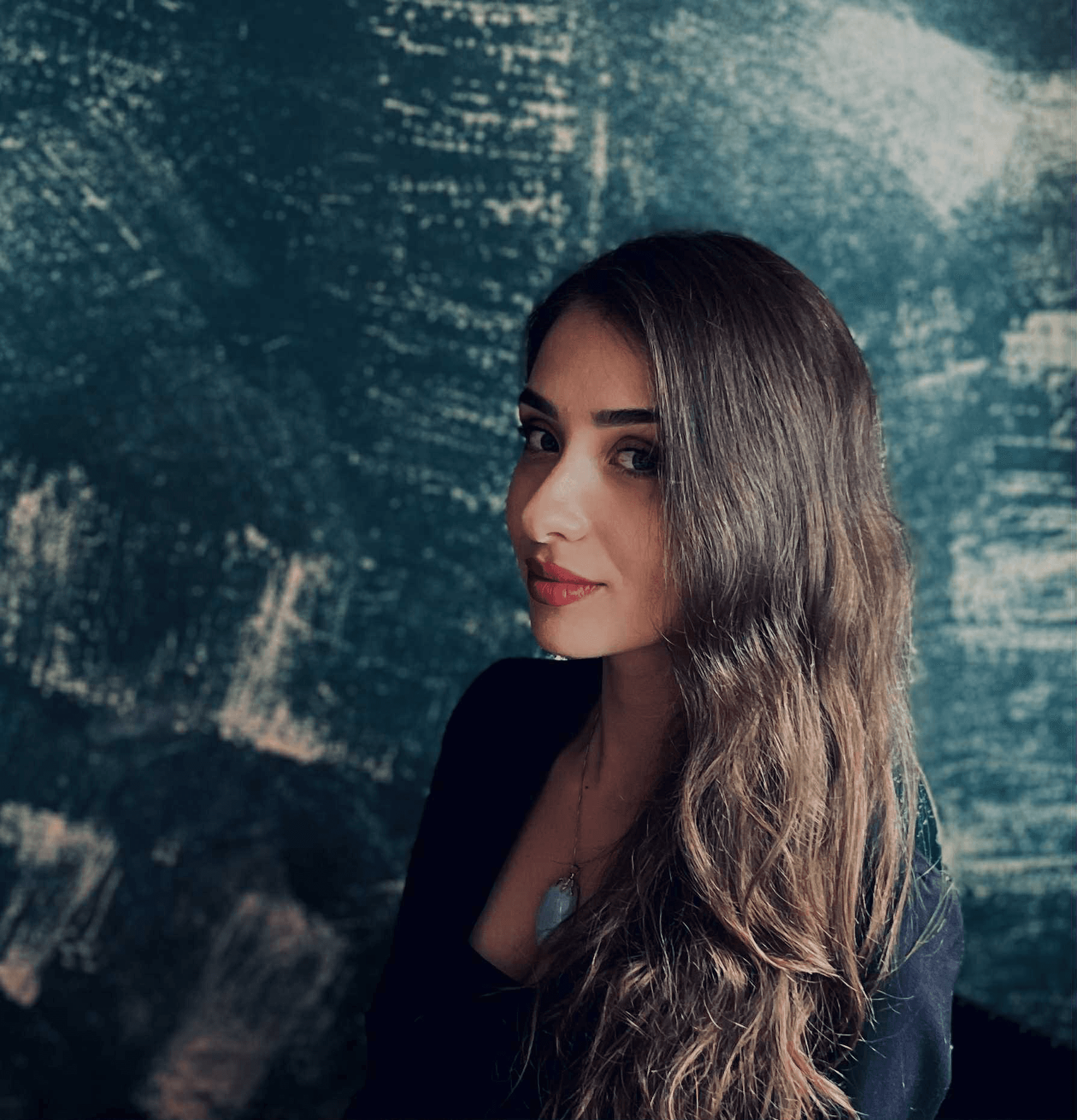 Magdalena Kuźnik w żółtej koszulce i kapeluszu na tle morza